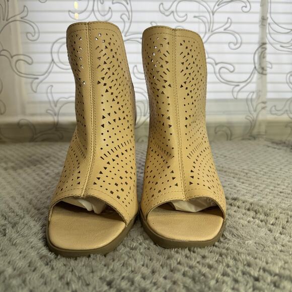 Sugar Women's V Cutout Peep Toe Block Heel Booties Shoes Size 7.5 Beige/Tan - Picture 1 of 6